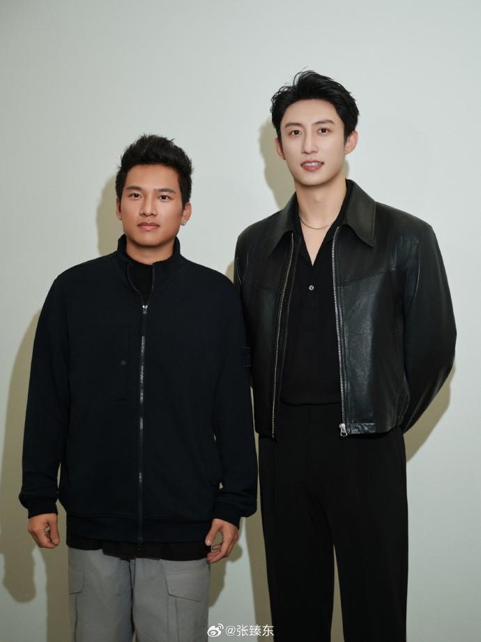  赛车手张臻东，与演员黄景瑜合影。两个‘臻东’同框的温馨时刻。 体育新闻 赛车手张臻东，与演员黄景瑜合影。两个‘臻东’同框的温馨时刻。 体育新闻