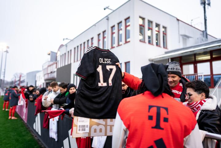  塞本纳大街迎来拜仁一线队公开课；复活节假期球迷互动机会显著增加。 体育新闻 塞本纳大街迎来拜仁一线队公开课；复活节假期球迷互动机会显著增加。 体育新闻