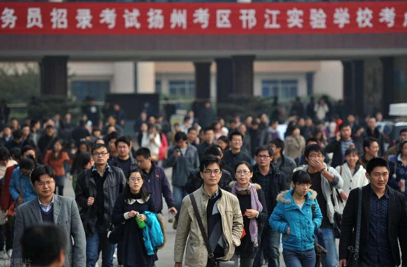 数据拆解：985毕业生为何“绕开”公考大潮？制度逻辑与赛道分流的深层机制