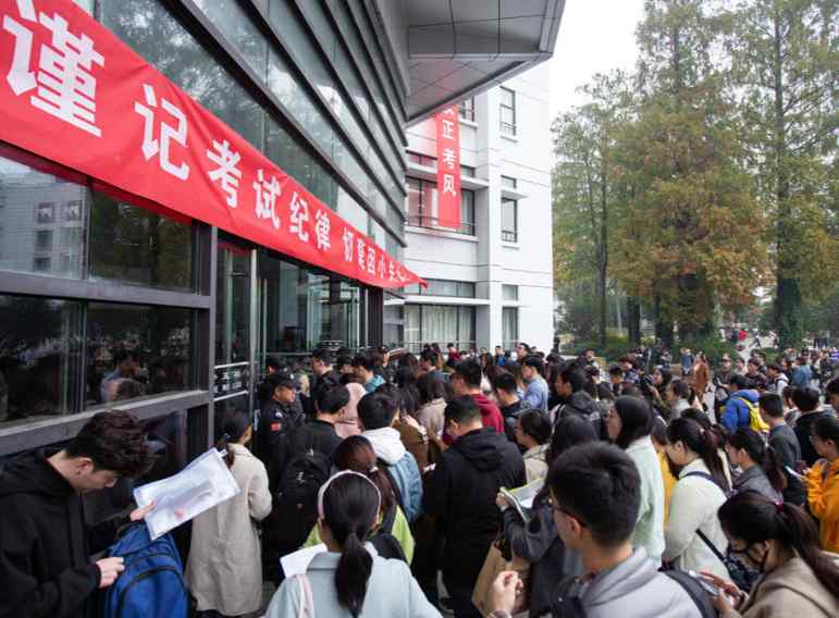  数据拆解：985毕业生为何“绕开”公考大潮？制度逻辑与赛道分流的深层机制 教育招生