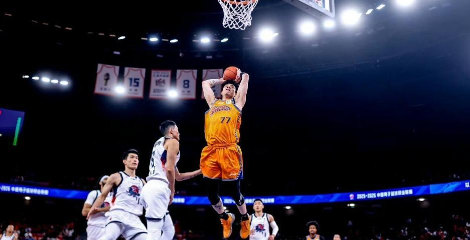  上海男篮19连胜战术解码：双小外体系与内线轮换的深层逻辑 体育新闻